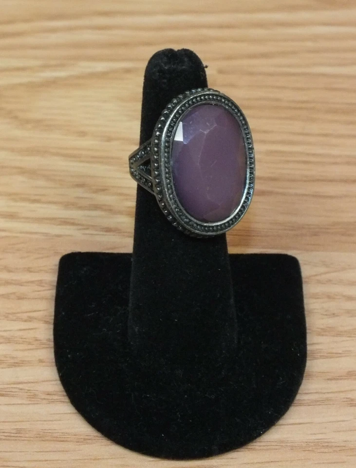 Anillo estilo vintage tono gris coleccionable imitación moda con gema de plástico púrpura Foto 1 de 4