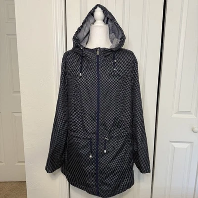 Водонепроницаемая упаковываемая куртка-анорак Susan Graver с капюшоном синяя в горошек 1X - Изображение 1 из 4