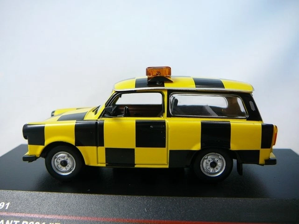 Trabant P601S Follow Me Leizig Altenburg Airport Istmodels IST191 1/43 P 601 S - Immagine 1 di 1