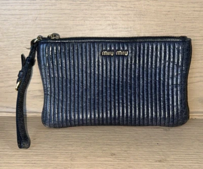 MIU MIU CINZA/AZUL COURO COM NERVURAS ZÍPER PULSEIRA SUPERIOR FEITA NA ITÁLIA - Imagem 1 de 4