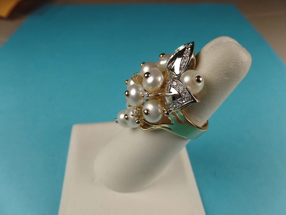 Lovely Ladies 14Kt, 2 Tone Pearl and Diamond Ring, Size 8. - Image 1 of 2