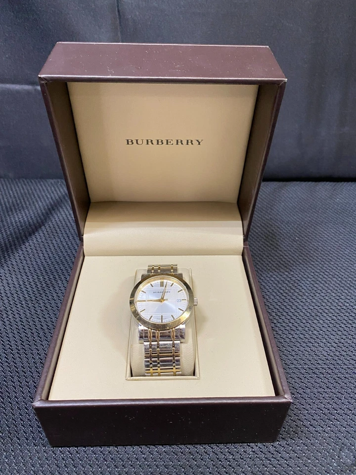 Relógio unissex Burberry dois tons prata ouro fabricado na Suíça ~ 50 m/165 pés ~ BU1358 - Imagem 1 de 4