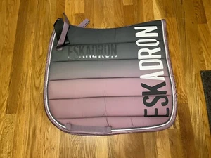 Eskadron Dressage Saddle Pad - AW 2017 Classic Sports - Fade (Mauve/Anthra) - Picture 1 of 1