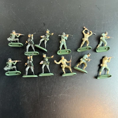 12 figuras de plástico de soldados estadounidenses y alemanes de la Segunda Guerra Mundial 2006 sobre bases metálicas Gran Bretaña 1971 Foto 1 de 4