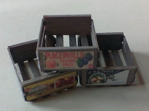 Caja de madera envejecida artesanal Dollhouse Miniatures escala 1:12 con etiquetas vintage - Imagen 1 de 1