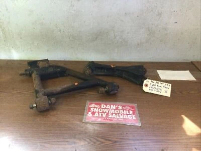 A Arm Rear Right Arms  # 0504-044, 0504-030 Arctic Cat 2001 Red 300 ATV 4x4 Foto 1 de 4
