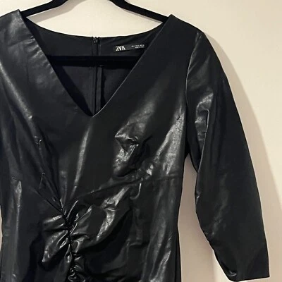 ZARA MINI VESTIDO NEGRO IMITACIÓN CUERO DRAPEADO CUELLO EN V MANGA 3/4 PARA MUJER PEQUEÑO Foto 1 de 4