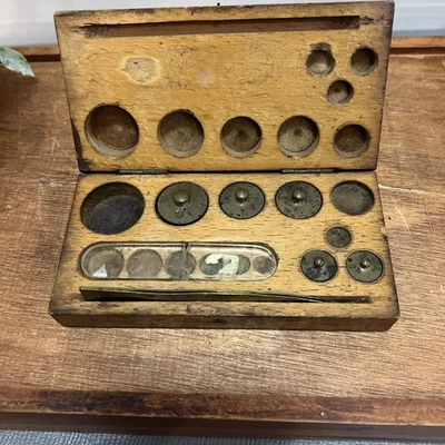 Antiguo juego de pesas métricas de laboratorio/boticario faltan algunos pesos Foto 1 de 4