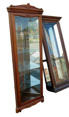 64476  PULASKI Lighted Corner China Cabinet Curio - Image 1 of 4