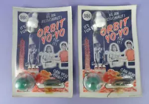 Un par de juguetes espaciales YoYo en órbita "Be An Astronaut" - Stock de tienda antiguo de los años 60 - Imagen 1 de 1