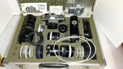 Paquete de cámara Canon AE-1 35 mm en estuche Foto 1 de 4