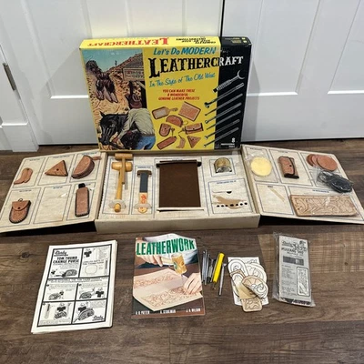 De Colección Tandy Lets Do Moderno Cuero Artesanía Kit Años 70 Viejo Oeste Incompleto Foto 1 de 4