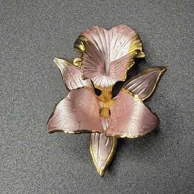 Broche de orquídea rosa assinado Cerrito tom branco e dourado flor floral - Imagem 1 de 3
