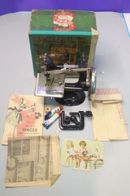Antigua mini máquina de manivela de hierro fundido Singer "Un cantante para niñas" con caja Foto 1 de 4