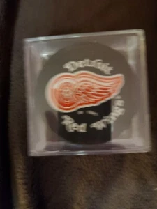DETROIT RED WINGS HOCKEYTOWN PUCK in PUCK SQUARE EXC L@@K! - Bild 1 von 2