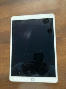 Apple IPad Air 3rd Generation Model #MUUK2LL/A Cracked Screen Wiped Parts Only - Zdjęcie 1 z 2