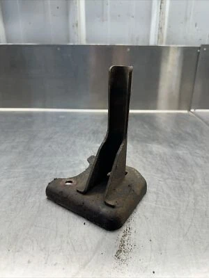 1984-1990 Jeep Cherokee XJ 4.0L Manual Transmission Muffler Clamp Bracket OEM - Изображение 1 из 2
