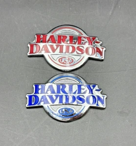 2 HARLEY DAVIDSON Ultra chrome RED & BLUE Gas Fuel Tank Badges Emblems Nameplate - Foto 1 di 13