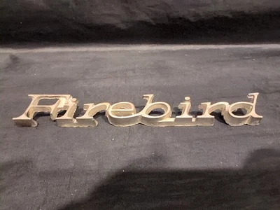 1971 - 1981 年庞蒂亚克 Firebird 前挡泥板徽章 GM 9795240 OEM 1973 脚本徽章 — 第 1/3 张图片