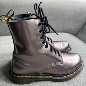 Dr. Martens 1460 Pascal 8 Eye Spectra Patent Combat Boot Metallic Gray Womens 8 - Picture 1 of 13