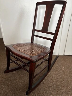 Mecedora antigua de caña Foto 1 de 4