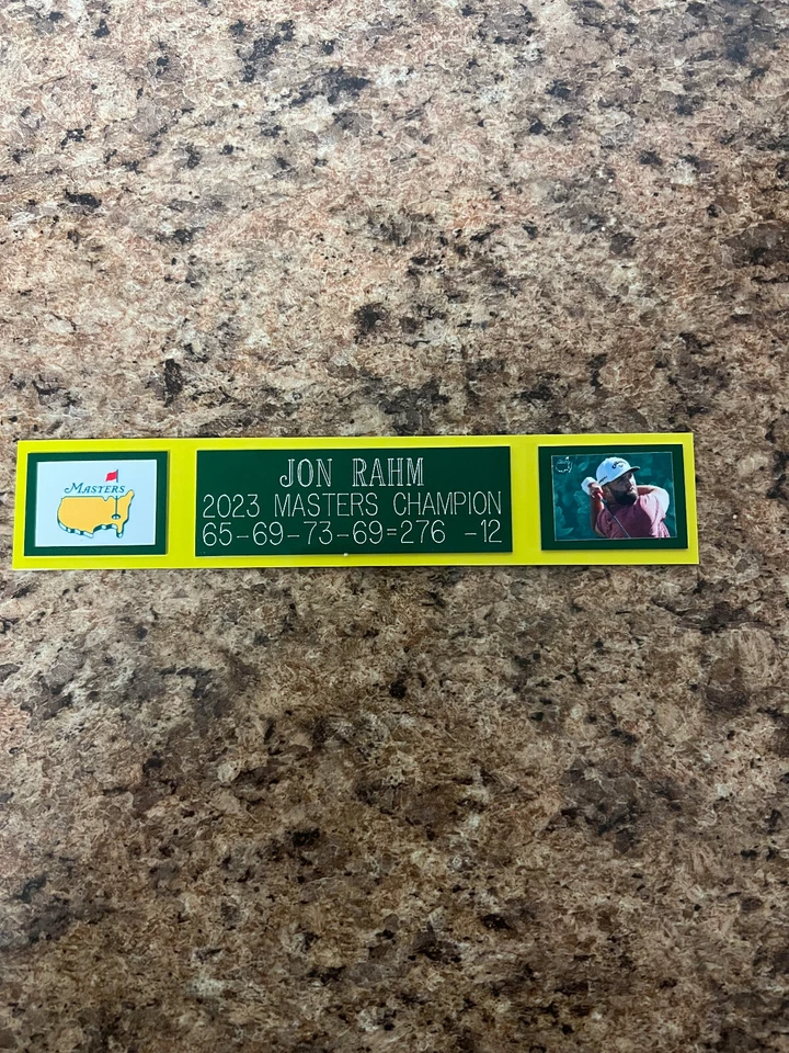 PLACA DE IDENTIFICACIÓN JON RAHM (2023 MASTERS) PARA EXHIBICIÓN/BANDERA/FOTO de bolas de autógrafo Foto 1 de 1