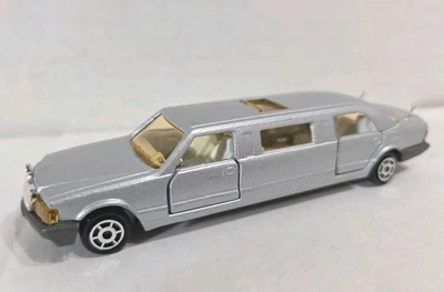 Mercedes Benz Limusina 🎩 Puertas abiertas - 1/58 por Majorette Foto 1 de 4