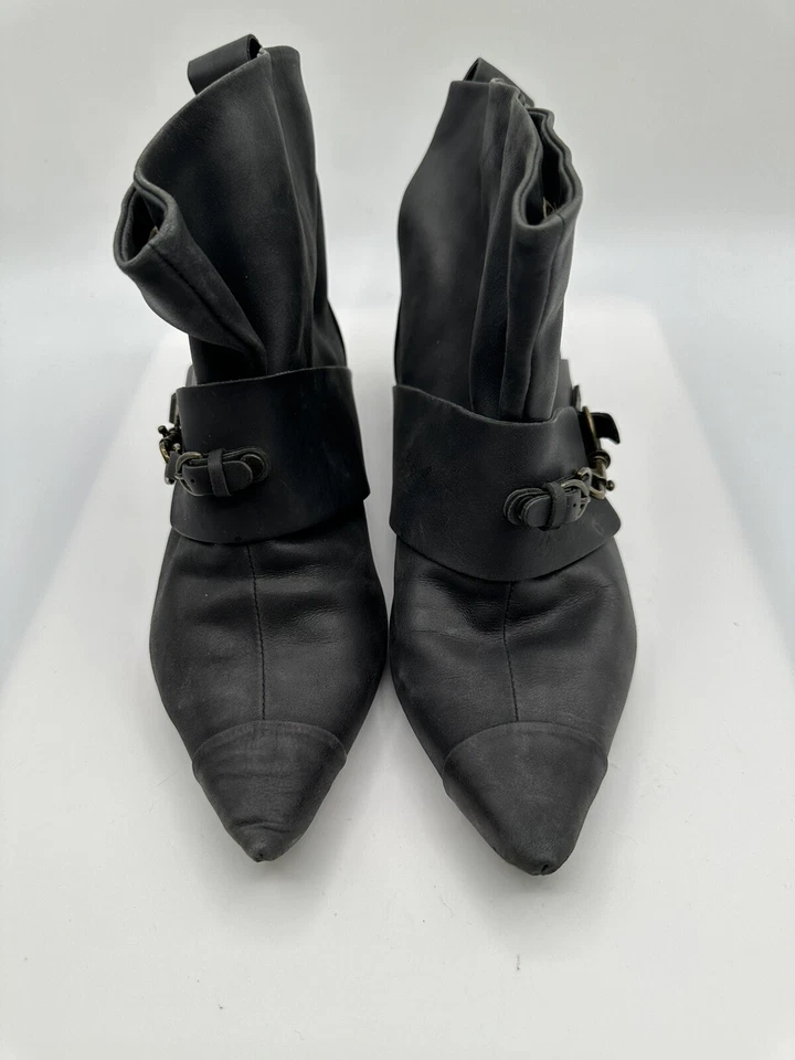 IRREGULAR CHOICE  BLACK LEATHER WOMEN'S BOOTIES SZ 7 - Image 1 of 4