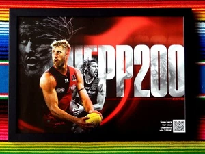 Póster enmarcado 2022 ESSENDON BOMBERS AFL DYSON HEPPELL 200º Juego - 45cm x 32cm - Imagen 1 de 3