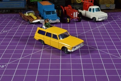 Husky литой коллекционный желтый Studebaker Wagonaire с телевизионной камерой - Изображение 1 из 4