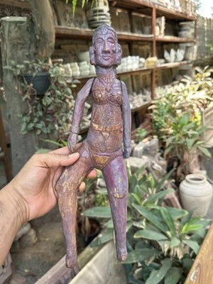 Antigua figura de diosa deidad hindú tallada a mano de madera rara de 1700 antigua Foto 1 de 4