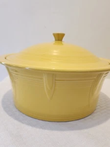 Cazuela cubierta amarilla Fiestaware para servir con tapa Homer Laughlin - Imagen 1 de 12