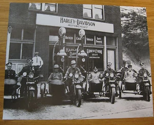 VINTAGE HARLEY DAVIDSON MOTORCYCLE SHOP PHOTOGRAPH PRINT ~ BIKES SIDECARS OLD - Picture 1 of 3