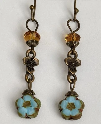 Pendientes de cuentas de flor azul sedoso y cristal dorado de bronce grabado. Bloom. Foto 1 de 4