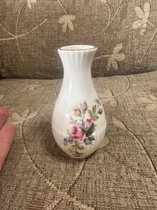 ROYAL ALBERT  "MOSS ROSE" - FLOWER VASE - BONE CHINA - MADE IN ENGLAND - Picture 1 of 2