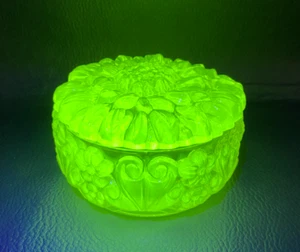 Vintage Tschechisch Böhmisch Schmuck Runde Schmuckschatulle Gelb Uran Vaseline Glas - Bild 1 von 8