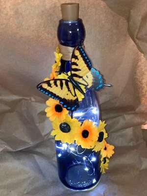 БУТЫЛКА ВИНА С ПОДСВЕТКОЙ БАБОЧКА ПОДСОЛНУХ ручная работа Черноглазая Сьюзен Светящаяся Синяя - Изображение 1 из 4