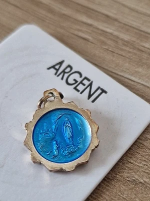 MEDAGLIETTA IN ARGENTO 800 E SMALTO A FUOCO,  MADONNA  DI LOURDES CM 1 - Immagine 1 di 4