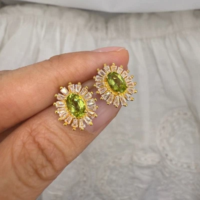 Brincos de Estudo para Mulheres de Peridoto Verde Simulado de Corte Oval em Ouro Amarelo 14k - Imagem 1 de 4