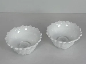 Juego de 2 tazas de natillas de vidrio de leche blanca / cuencos de postre con hojas arremolinadas / con patas - Imagen 1 de 12