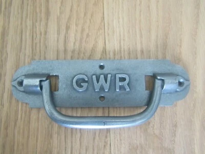 IRONMONGERY WORLD CAST IRON VINTAGE STYLE CHEST LIFTING PULL HANDLE TRUNK COFFER BLANKET BOX