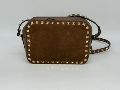 Bolso de gamuza para cámara Valentino Garavani Rockstud Foto 1 de 4