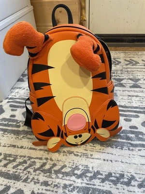 Mini mochila invertida Lougefly Disney Tigger ligeramente usada Foto 1 de 3