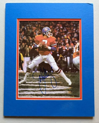 Foto autografiada de los Denver Broncos firmada por John Elway en tapete lista para marco de 11x14 Foto 1 de 3