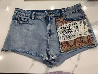 Pantalones Cortos Denim Bongo Distress con Retazos Talla 11 bohemios/gyspías usados en excelente estado  Foto 1 de 4