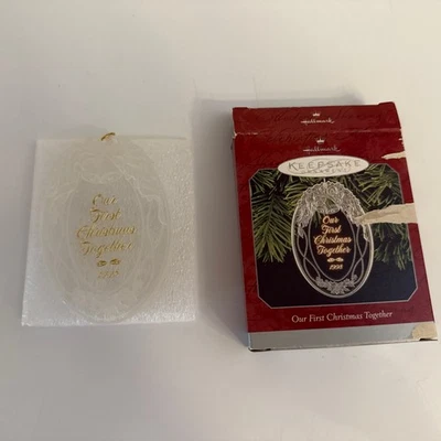 Ornamento Hallmark NOSSO PRIMEIRO NATAL JUNTOS datado de 1998 sinos de casamento - Imagem 1 de 2