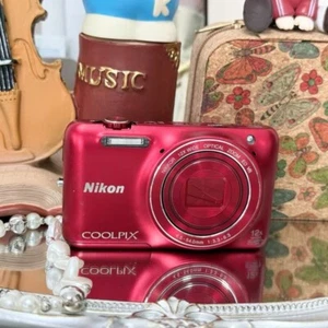 Cámara digital Nikon COOLPIX S6600 alto rango dinámico roja con accesorios - Imagen 1 de 7