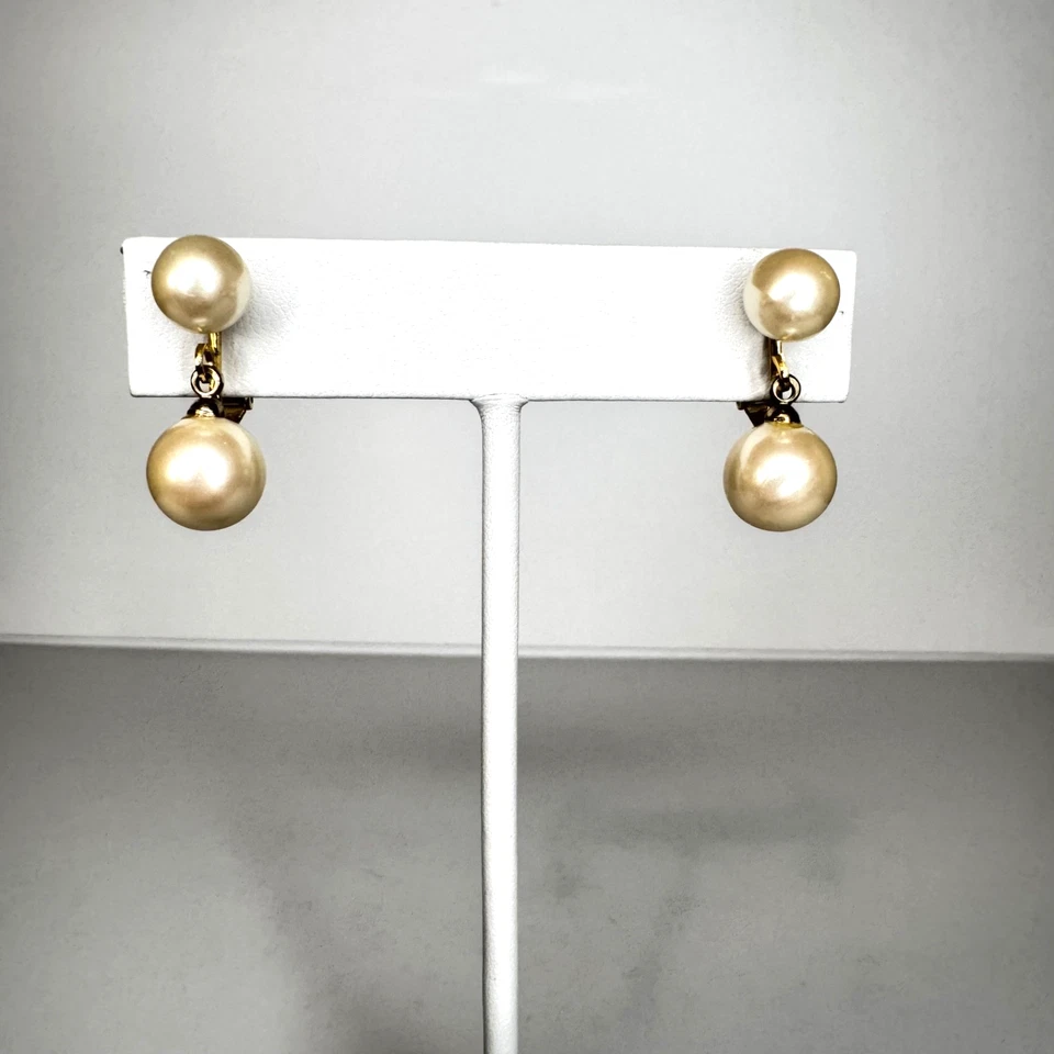Pendientes colgantes vintage de perlas de imitación Marvella atornillados tono dorado Foto 1 de 4