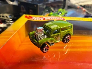 Hot Wheels 2011 The Hot Ones Morris Wagon / MG ROVER Chase - Picture 1 of 6