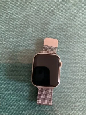 Apple Watch SE (2022) 44mm Caja de Aluminio en Blanco Estrella con Correa... - Imagen 1 de 4